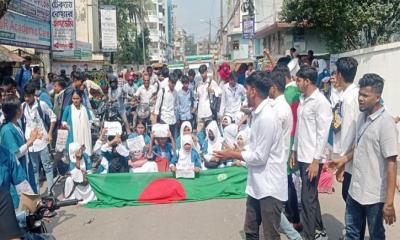 বরিশালে ১১ দফা দাবিতে শিক্ষার্থীদের সড়ক অবরোধ