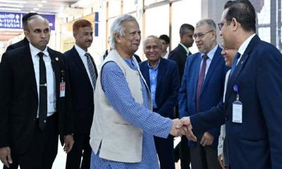 ইতালি সফর শেষে দেশে ফিরেছেন প্রধান উপদেষ্টা