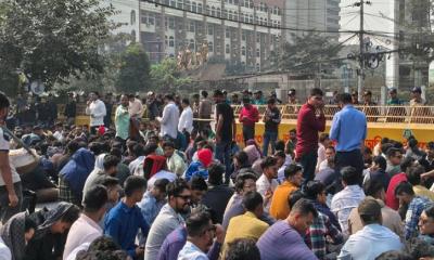 তিন অভিযোগ নিয়ে দ্বিতীয় দিনের মত ইসির সামনে ছাত্রদলের অবস্থান