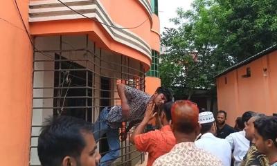 পালানোর সময় গ্রিলে আটকে গেল চোর