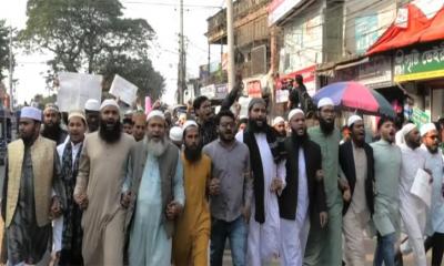 হাদির মৃত্যুতে চুয়াডাঙ্গায় বিক্ষোভ, স্বরাষ্ট্র উপদেষ্টার পদত্যাগ দাবি