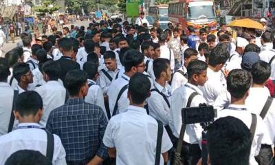 সায়েন্সল্যাব মোড়ে শিক্ষার্থীদের অবরোধ, স্থবির যান চলাচল