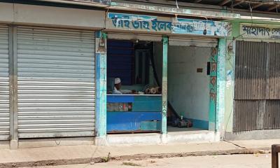 আদালতের নিষেধাজ্ঞা অমান্য করে তালা ভেঙে দোকান দখল