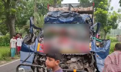দাঁড়িয়ে থাকা ট্রাকে পিকআপ ভ্যানের ধাক্কা, ঘটনাস্থলেই নিহত ৪ 