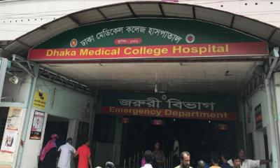 ঢামেক চিকিৎসকদের সঙ্গে ঢাবি শিক্ষার্থীদের হাতাহাতি, বন্ধ জরুরি বিভাগ