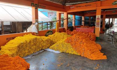 উৎসবের রঙে রঙিন ঝিনাইদহের ফুলের বাজার