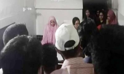 ঢাবি ছাত্রীকে মারধরের অভিযোগে হোস্টেল পরিচালক আটক