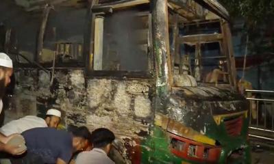 রাজধানীতে রাতভর ৩টি বাস ও প্রাইভেটকারে আগুন
