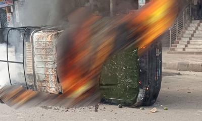 রাজধানীতে পোশাক শ্রমিকদের বিক্ষোভ, গাড়িতে আগুন
