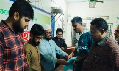 কবি নজরুল কলেজ কর্মচারীদের মাঝে ছাত্রশিবিরের ঈদ উপহার বিতরণ