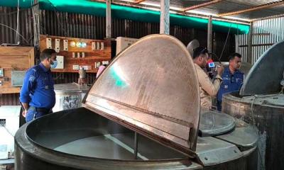 ডালডা ইউরিয়া ডিটারজেন্ট আর সোডা দিয়ে তৈরী হয় নকল দুধ-ঘি