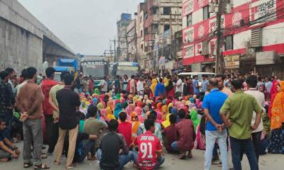 গাজীপুরে বকেয়া বেতনের দাবিতে শ্রমিকদের মহাসড়ক অবরোধ, যান চলাচল বন্ধ