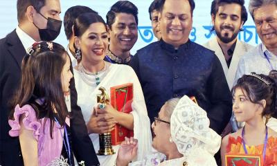 শেখ হাসিনার সঙ্গে ছবি প্রকাশ করে যা লিখলেন বাঁধন