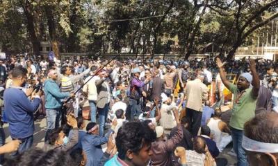 থালা-বাটি নিয়ে প্রধান উপদেষ্টার বাসভবনের সামনে সরকারি কর্মচারীরা