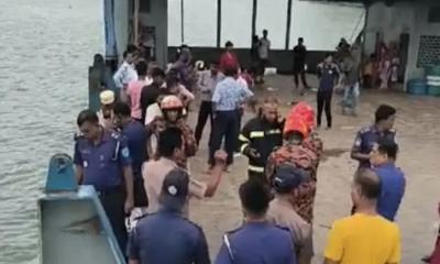 দৌলতদিয়া ঘাটে ফেরিতে উঠতে গিয়ে আবারও নদীতে যাত্রীবাহী বাস 