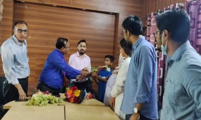 চিকিৎসা শেষে বাড়ি ফেরা রোগীদের ফুল দিয়ে বিদায়