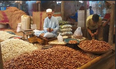 হিলিতে বেড়েছে দেশি পেঁয়াজের দাম