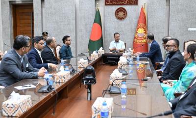 পোশাক শিল্পের বিকাশে প্রতিবন্ধকতা দ্রুত দূর করার নির্দেশনা প্রধানমন্ত্রীর