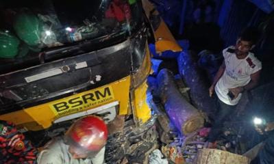 সড়কের পাশে দাঁড়িয়ে ছিলেন যাত্রীরা, লরি চাপায় নিহত ৫