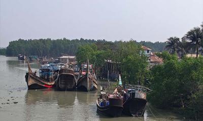 ডিজেল না পেয়ে ঘাটে ট্রলার, ঈদের আগে দুশ্চিন্তায় জেলেরা