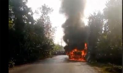 যশোরে চলন্তবাসে আগুন, অল্পতে রক্ষা পেলেন যাত্রীরা