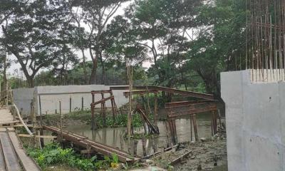 পালিয়েছেন আমু’র ঘনিষ্ঠ ঠিকাদার, ৪ কোটি টাকার ব্রিজ এখন কাঠের সেতু