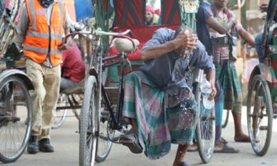 রাজধানীতে বৃষ্টিহীন ভ্যাপসা গরম