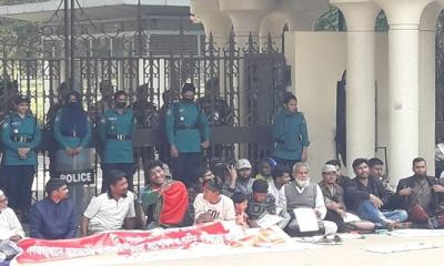 ২৬ ঘণ্টা ধরে প্রধান উপদেষ্টার কার্যালয়ের গেটে জুলাই আহতরা