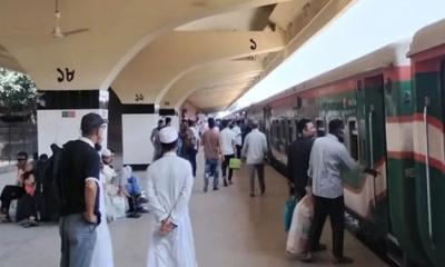 ঈদযাত্রা: যাত্রীর চাপ কমেছে কমলাপুরে