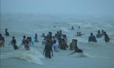 নিম্নচাপে বিপর্যস্ত কুয়াকাটা, হোটেলে বন্দি পর্যটকরা