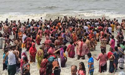 সমুদ্রস্নানে পুণ্যের খোঁজে কুয়াকাটায় ভক্তদের ঢল