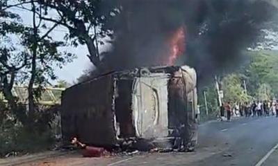 দাউদকান্দিতে তিন বাহনের সংঘর্ষ, দগ্ধ হয়ে নিহত ৪