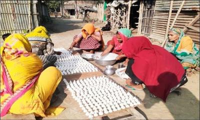 কুমড়ো বড়ি তৈরিতে ব্যস্ত জীবননগরের নারীরা