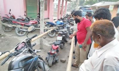 এবার তেল নিতে পাম্পে শিশুদের চার্জার মোটরসাইকেল