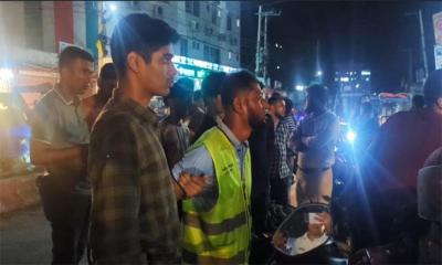 গাড়ি থামিয়ে সড়কে চাঁদাবাজি, যুবক আটক