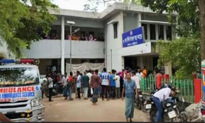 বাসায় ঢুকে দুই মেয়েসহ মাকে কুপিয়ে হত্যা 