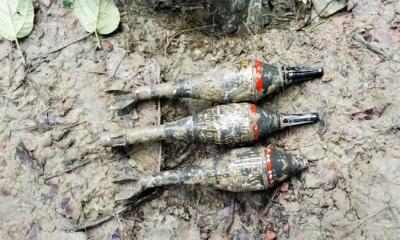 মাটির নিচে মিলল যুদ্ধে ব্যবহৃত ৩টি মটার শেল 