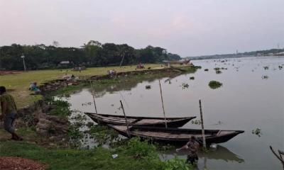 বর্ষার আগেই আড়িয়াল খাঁ নদীতে ভাঙন, আতঙ্কে সাধারণ মানুষ