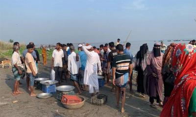 নিষেধাজ্ঞার মধ্যেই ইলিশ শিকার, চরাঞ্চলে অস্থায়ী হাটে ক্রেতাদের ভিড়