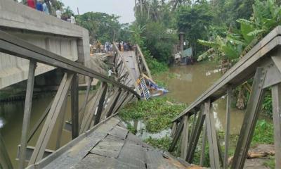 পিরোজপুরে ব্রিজ ভেঙে আলুবোঝাই ট্রাক খালে, যোগাযোগ বিচ্ছিন্ন