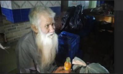 শতবর্ষী বৃদ্ধের ঠাঁই রাস্তার পাশে