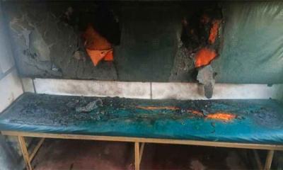 রেলে আগুন, কর্মীদের সাহসিকতায় বড় দুর্ঘটনা থেকে রক্ষা