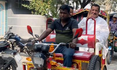 মন্ত্রী হয়েও রিকশায় ঘুরছেন ভূমিমন্ত্রী মিনু