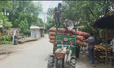 মাইকিং করে ৫২০ টাকায় এক বস্তা আলু বিক্রি