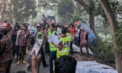 নাটোরে যাত্রীবাহী বাসের সঙ্গে ট্রাকের সংঘর্ষ, নিহত ১৪