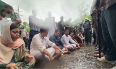 এবার বাহুবলে এনসিপির গাড়িবহর আটকে দিল পুলিশ