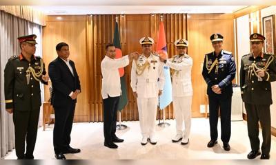 নতুন নৌপ্রধানকে ভাইস অ্যাডমিরাল র‍্যাংক ব্যাজ পরালেন প্রধানমন্ত্রী