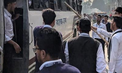 শান্তি চুক্তি চুক্তি ভেঙ্গে ফের ঢাকা কলেজ ও আইডিয়ালের শিক্ষার্থীদের সংঘর্ষ