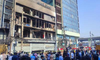 ১০ ঘণ্টার চেষ্টায় পুরোপুরি নিভেছে প্রথম আলো কার্যালয়ের আগুন