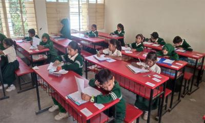 পাবনায় প্রাথমিকের শিক্ষকরা কর্মবিরতিতে, পরীক্ষা নিচ্ছেন প্রধান শিক্ষকরা!